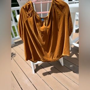 NWT* Women 2x yellow mustard top in wonderful condition and perfect dress up top